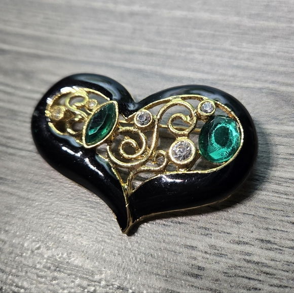 vintage Jewelry - Elegant Black and Gold Heart Brooch with Emerald Accents Costume Jewelry